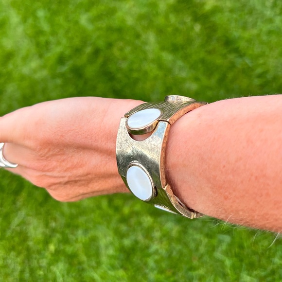 Vintage Gold Metal and Mother of Pearl Stretch Bracelet - Picture 6 of 10